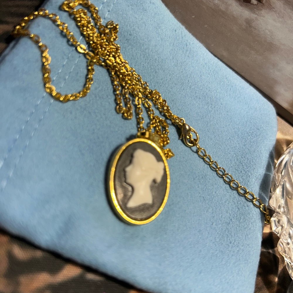 Vintage Cameo Style Pendant Necklace – Gold Tone Chain – Black & White Profile